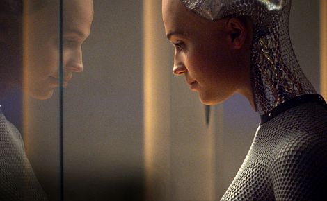 Ex Machina: může člověk milovat robota?
