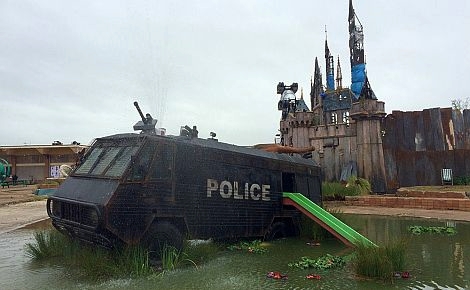 Banksy otevře vlastní park i s Massive Attack a Pussy Riot