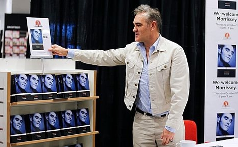Morrissey odtajnil obal a datum vydání své knižní prvotiny