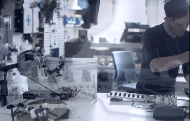 Moritz Simon Geist přiveze zvukové roboty