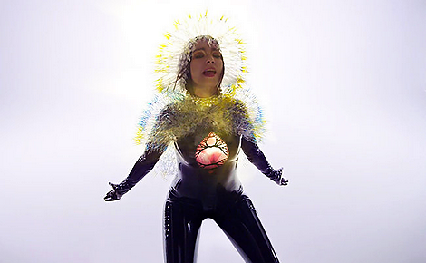 Björk a lví srdce v novém videu