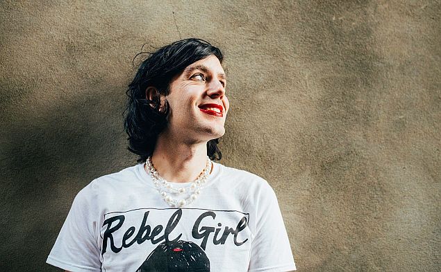 Provokatér Ezra Furman přiváží punkem řízlý indie-pop